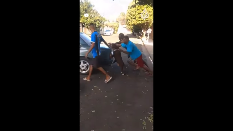 كلب يساعد أصدقاءه في دفع سيارة! في أحد أحياء ساو باولو، في البرازيل