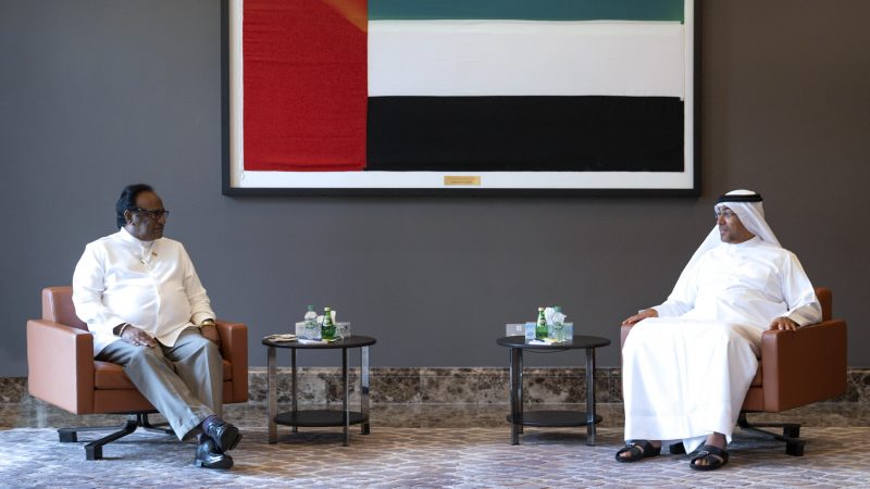 وزير الدولة الإماراتي يبحث مع وزير الأمن العام السريلانكي سبل تعزيز التعاون