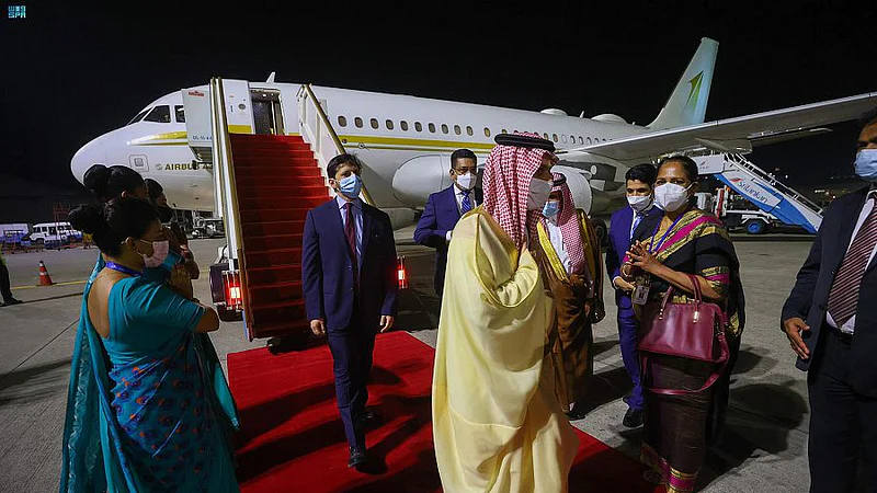 وزير الخارجية السعودي يصل إلى سريلانكا