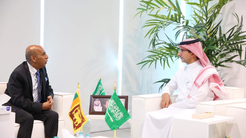 نائب وزير الموارد البشرية السعودي يلتقي بالسفير السريلانكي لدى بلاده