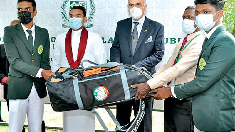 بالصور باكستان تتبرع بمعدات الكريكيت لمدارس سريلانكية