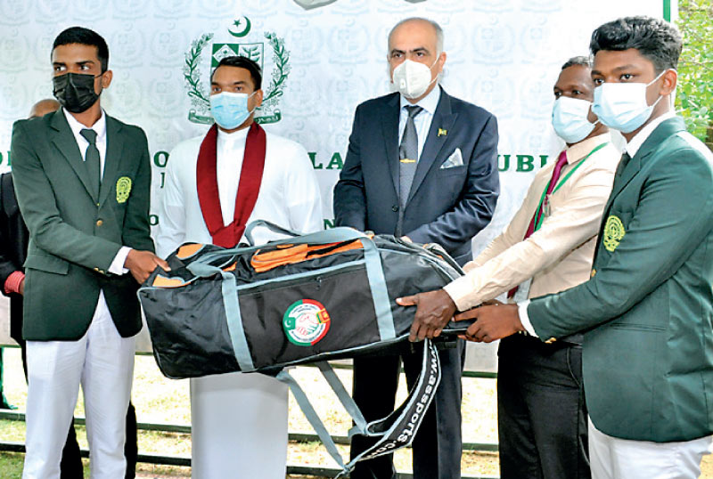 بالصور باكستان تتبرع بمعدات الكريكيت لمدارس سريلانكية