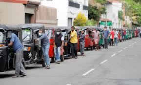 سريلانكا تضطر لإغلاق المدارس والحد من العمل لمواجهة الأزمة