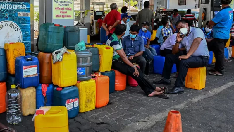 أزمة الوقود تدفع سريلانكا إلى إغلاق المدارس والمؤسسات