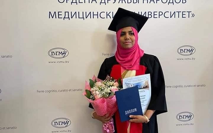 سيدة سريلانكية تحقق حلمها بالحصول على الدكتوراه في الطب