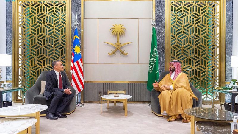  ولي العهد السعودي يجتمع مع وزير الدفاع الماليزي