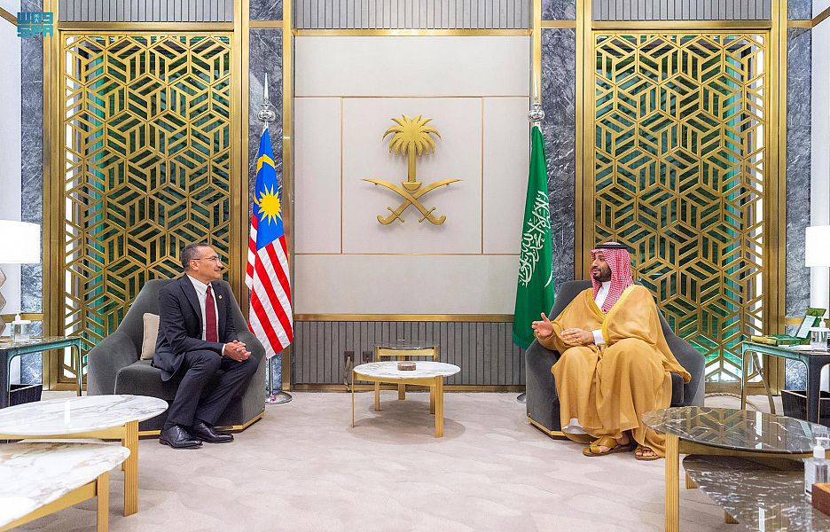  ولي العهد السعودي يجتمع مع وزير الدفاع الماليزي