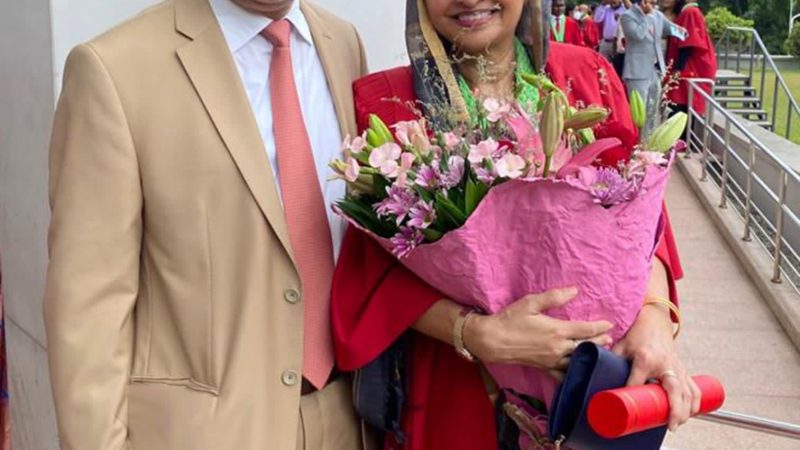 في كبر سنها، سيدة سريلانكية تحوز شهادة جامعية