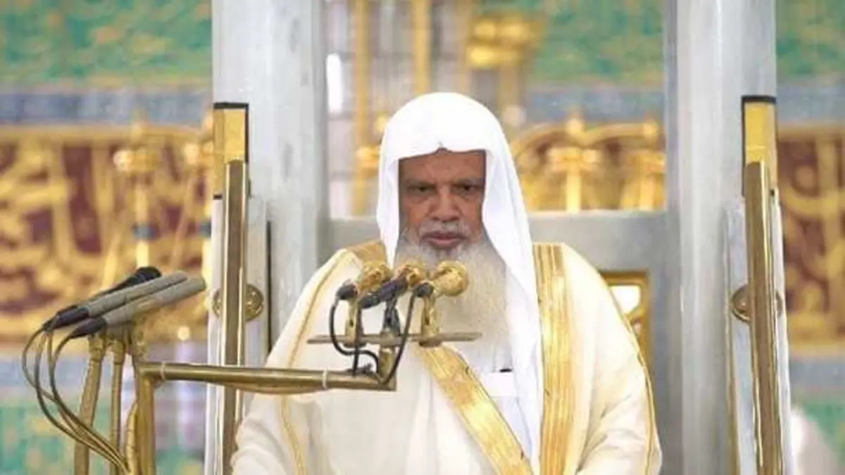 تعاطف واسع مع دموع الحذيفي وهو يصلي على والدته في المسجد النبوي