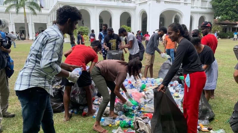 بالصور،، متظاهرون شباب يتطوعون بتنظيف المخلفات أمام القصر الرئاسي في سريلانكا