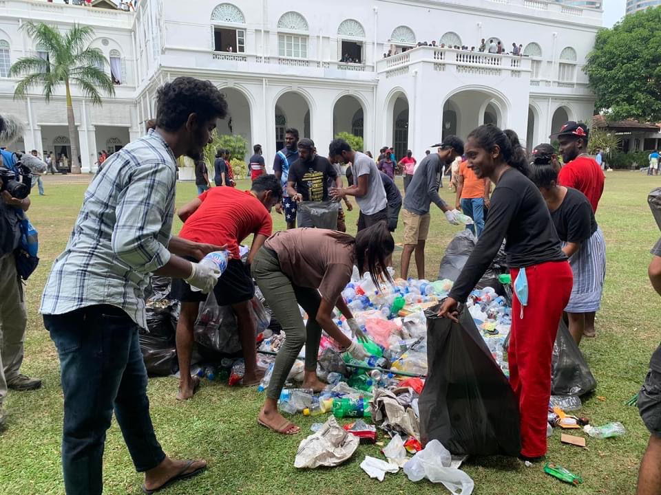 بالصور،، متظاهرون شباب يتطوعون بتنظيف المخلفات أمام القصر الرئاسي في سريلانكا