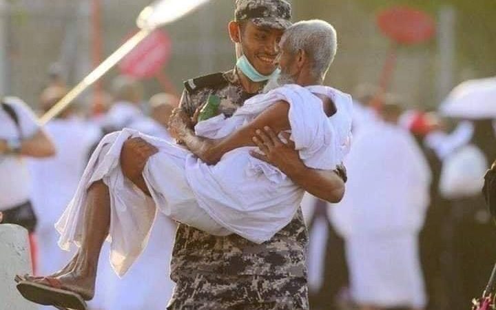 صور إنسانية تبهر ضيوف الرحمن