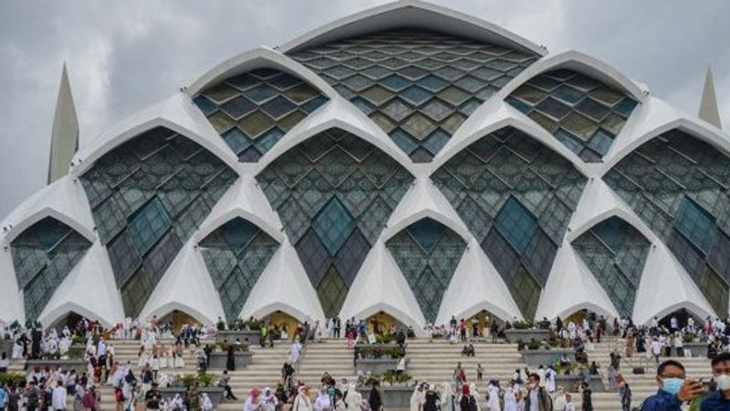 فيديو: تحفة معمارية فريدة لمسجد الجبار في إندونيسا بسعة 50 ألف مصلٍّ