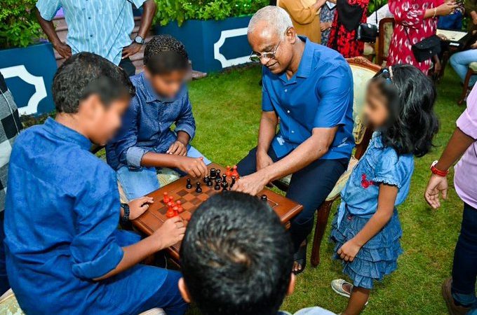 الرئيس المالديفي يقضي أمسية ممتعة مع الأيتام وقت الإفطار