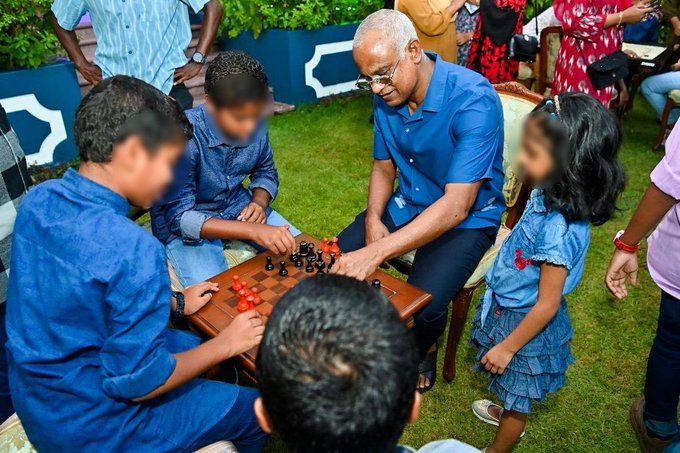 الرئيس المالديفي يقضي أمسية ممتعة مع الأيتام وقت الإفطار