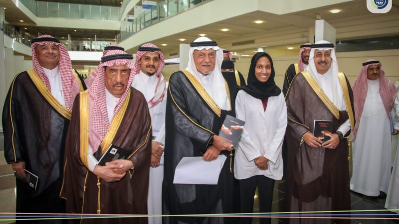 سمو الأمير تركي الفيصل يتسلم نسخة من كتاب ألفته طبيبة سريلانكية
