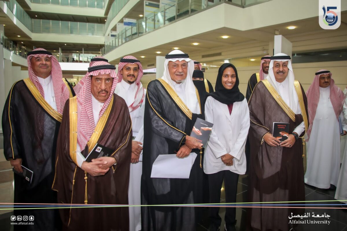 سمو الأمير تركي الفيصل يتسلم نسخة من كتاب ألفته طبيبة سريلانكية