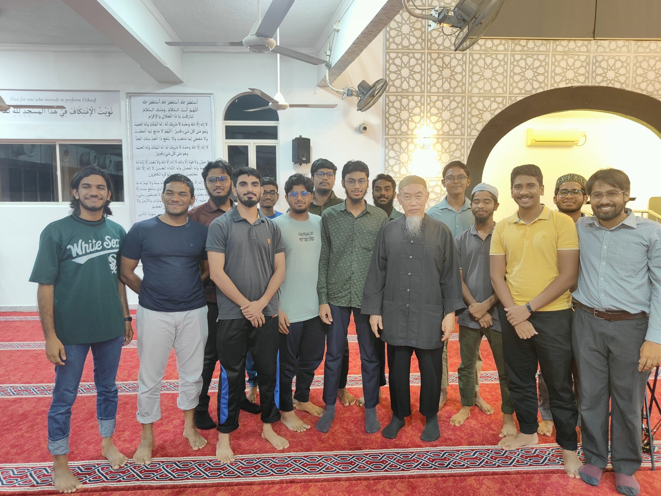 لقاء ودي يجمع بين شباب سريلانكيين وعالم ماليزي وداعية عالمي شهير