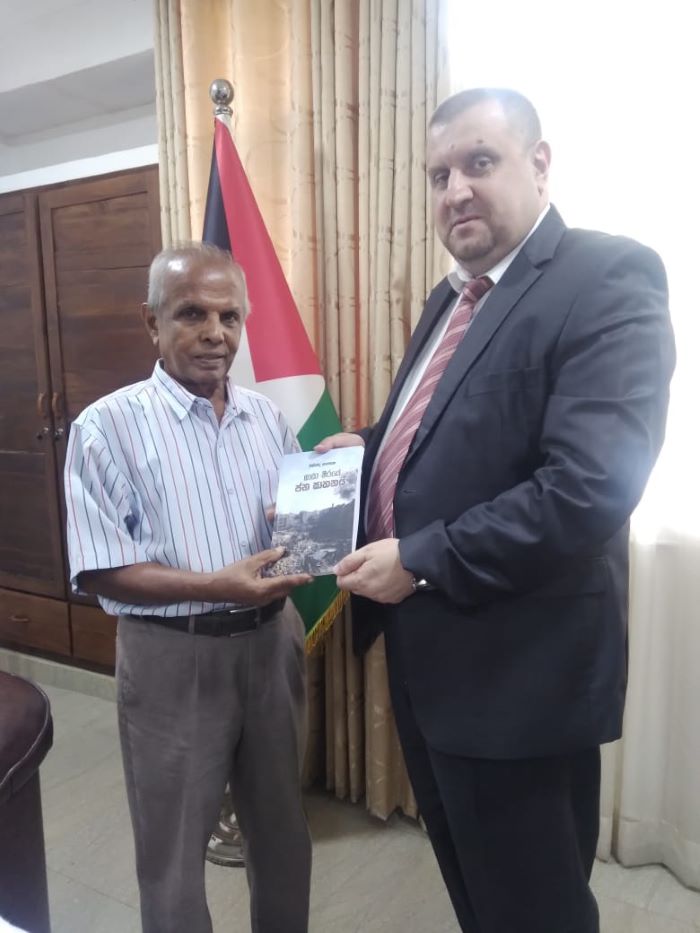 المبعوث الفلسطيني يتسلم نسخة من كتاب “مذبحة غزة ونهاية الإنسانية”