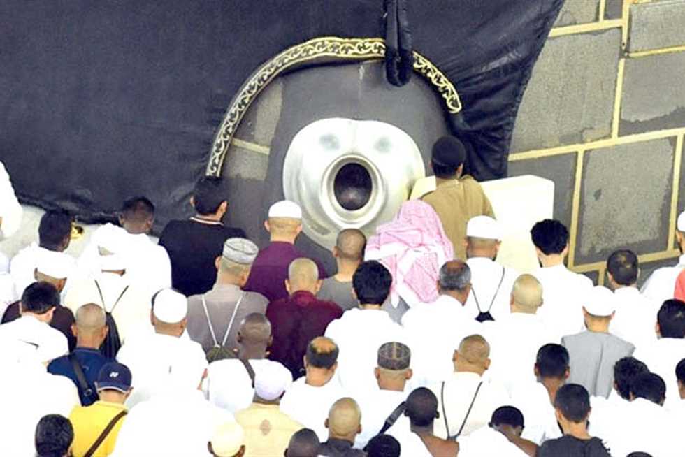 أطباء: لا أدلة على انتقال أمراض وبائية بسبب تقبيل الحجر الأسود رغم مرور ملايين الزوار عبر العصور