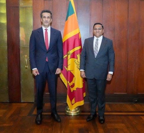 وزيرا خارجية الإمارات وسريلانكا يبحثان سبل تعزيز التعاون الاقتصادي والاستثماري والسياحي بين البلدين