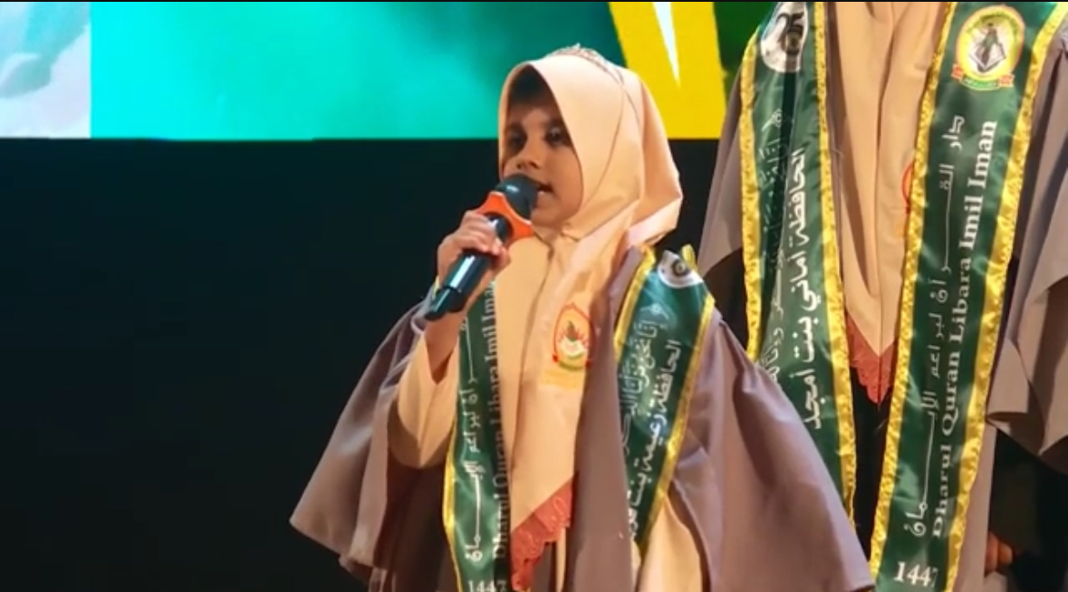 طفلة حافظة للقرآن تُبهر الحضور في احتفال مميز بكولومبو
